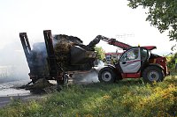 Bild: Ein Strohfeuer auf der Landstra&szlig;e