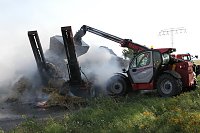 Bild: Ein Strohfeuer auf der Landstra&szlig;e