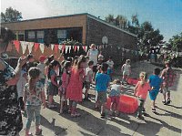 Farbenfroh Sommerparty bei den Bienenkindern Bild: Farbenfroh Sommerparty bei den Bienenkindern