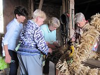 Bild: Binden der Erntekrone