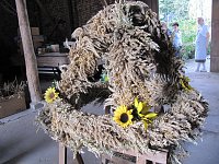 Bild: Binden der Erntekrone