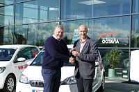 BU: Heute noch vor der Skoda-Autowelt – bald schon in Deutschlands Süden: Zwölf Skoda Citigo sind demnächst als Lieferfahrzeuge für Pizza-Hut in Bayern, Hessen und Sachsen unterwegs. Bild: BU: Heute noch vor der Skoda-Autowelt – bald schon in Deutschlands Süden: Zwölf Skoda Citigo sind demnächst als Lieferfahrzeuge für Pizza-Hut in Bayern, Hessen und Sachsen unterwegs.
