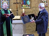 Bild: Pr&auml;ses Dr. Uwe Krieger zeigt die Sonderausgabe der Nordh&auml;user Traditionsbrennerei - ein Geschenk des Kirchenkreises