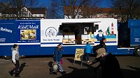 Marktschreier auf dem Bebel-Platz Bild: Marktschreier auf dem Bebel-Platz
