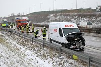 Bild: Transporter in der Mittelleitplanke