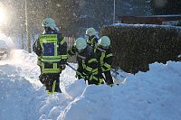 Feuerwehr befreit Anwohner Bild: Feuerwehr befreit Anwohner