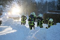 Feuerwehr befreit Anwohner Bild: Feuerwehr befreit Anwohner