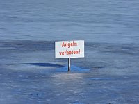 Bild: Peter Blei unterwegs am zugefrorenen Rostenteich