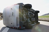 Reifenplatzer führt zu Unfall Bild: Reifenplatzer führt zu Unfall