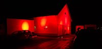 Bild: Illuminiertes Wohnhaus und Lager