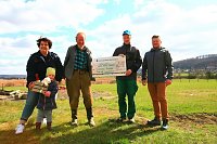 Bild: Ostergeschenk f&uuml;r Sch&auml;fer Helmut Mei&szlig;ner und seine Leineschafe