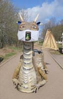 Bild: Osterhase "fliegt" auf dem Drachen durchs Dorf