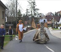 Bild: Osterhase "fliegt" auf dem Drachen durchs Dorf