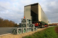 Bild: Unfallflucht und verlorene Ladung auf der B4