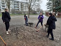 Bild: Dank dem Einsatz einiger Jugendlicher wurde die F&ouml;rstemannschule Anfang April um eine Kr&auml;uterspirale bereichert