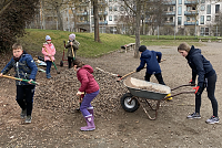Bild: Dank dem Einsatz einiger Kinder und Jugendlicher wurde die F&ouml;rstemannschule Anfang April um eine Kr&auml;uterspirale bereichert