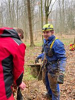 Bild: Die Retter der Bergwacht Ellrich konnten Cleo schlie&szlig;lich aus dem Erdfall befreien