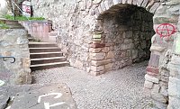 Bild: Bilder von der Stadtmauer: Zerst&ouml;rung, Beschmierung. Durch die gesamte Stadt ziehen sich beschmierte &ouml;ffentliche Anlagen.