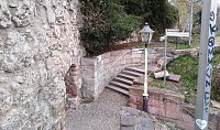 Bild: Bilder von der Stadtmauer: Zerst&ouml;rung, Beschmierung. Durch die gesamte Stadt ziehen sich beschmierte &ouml;ffentliche Anlagen.