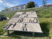 Bild: Weitere Stationen der "Rundreise": Triton mit Blessuren, die kopflose Marmorplastik einer Frau und das Betonrelief am Frauenberg