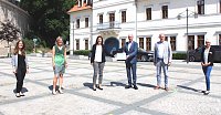 v.l. Julia Pietsch-Regionalmanagement Nordhausen; Nicolle Linke-Regionalmanagement Kyffhäuserkreis; Landrätin v. Sondershausen Antje Hochwind-Schneider; Thüringer Wirtschaftsminister Wolfgang Tiefensee; Landrat v. Nordhausen Matthias Jendricke; Rebecca Vangangelt - Landratsamt Unstrut-Hainich-Kreis Bild: v.l. Julia Pietsch-Regionalmanagement Nordhausen; Nicolle Linke-Regionalmanagement Kyffhäuserkreis; Landrätin v. Sondershausen Antje Hochwind-Schneider; Thüringer Wirtschaftsminister Wolfgang Tiefensee; Landrat v. Nordhausen Matthias Jendricke; Rebecca Vangangelt - Landratsamt Unstrut-Hainich-Kreis