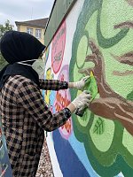 Ferienangebot mit Spraydose - an der Petersbergschule befasste man sich in der zweiten Ferienwoche mit einem Grafitti-Workshop Bild: Ferienangebot mit Spraydose - an der Petersbergschule befasste man sich in der zweiten Ferienwoche mit einem Grafitti-Workshop