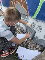 Ferienangebot mit Spraydose - an der Petersbergschule befasste man sich in der zweiten Ferienwoche mit einem Grafitti-Workshop Bild: Ferienangebot mit Spraydose - an der Petersbergschule befasste man sich in der zweiten Ferienwoche mit einem Grafitti-Workshop
