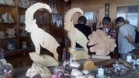 Bild: Zu Besuch bei einem Holzschnitzer.