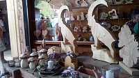 Bild: Zu Besuch bei einem Holzschnitzer.