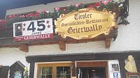 Bild: Im Gasthaus Geier-Wally wei&szlig; der Wirt viele Geschichten &uuml;ber die ber&uuml;hmte Frau zu erz&auml;hlen.