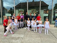 Bild: Die Eleven des Tanzstudio Radeva konnten am Denkmaltag gleich an zwei Orten auftreten