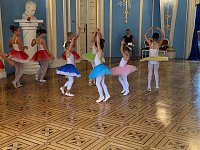 Bild: Die Eleven des Tanzstudio Radeva konnten am Denkmaltag gleich an zwei Orten auftreten