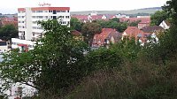 Bild:  Auch auf dem K&ouml;nigshofwall &ouml;ffnet sich der Blick &uuml;ber die Stadt. Im Vordergrund das ehemalige Fernmeldewerk.