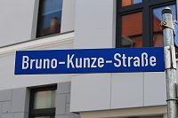 Bild: Die Polizei nimmt einen Mann fest, der ein Haus anz&uuml;nden wollte