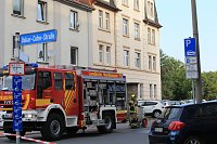 Bild: Die Polizei nimmt einen Mann fest, der ein Haus anz&uuml;nden wollte