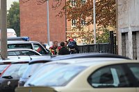 Bild: Die Polizei nimmt einen Mann fest, der ein Haus anz&uuml;nden wollte