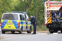 Bild: Die Polizei nimmt einen Mann fest, der ein Haus anz&uuml;nden wollte