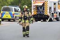Bild: Die Polizei nimmt einen Mann fest, der ein Haus anz&uuml;nden wollte