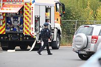 Bild: Die Polizei nimmt einen Mann fest, der ein Haus anz&uuml;nden wollte