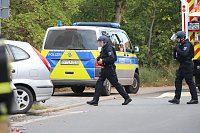 Bild: Die Polizei nimmt einen Mann fest, der ein Haus anz&uuml;nden wollte