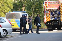 Bild: Die Polizei nimmt einen Mann fest, der ein Haus anz&uuml;nden wollte