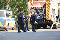 Bild: Die Polizei nimmt einen Mann fest, der ein Haus anz&uuml;nden wollte