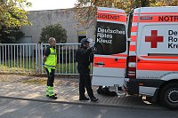 Bild: Die Polizei nimmt einen Mann fest, der ein Haus anz&uuml;nden wollte