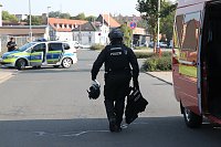 Bild: Die Polizei nimmt einen Mann fest, der ein Haus anz&uuml;nden wollte