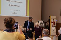 Bild: Ehrenb&uuml;rgerin Erika Schirmer &uuml;bergab heute ihr gesammeltes Werk an die Stadt Nordhausen