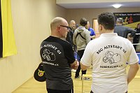 Bild: Trainer und Vorstand beobachten das Fernsehteam