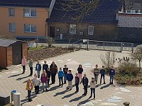 Bild: Stoppt den Krieg - die Grundschule Werther wurde in diesen Tagen einmal nicht der Jahreszeit sondern dem Zeitgeschehen entsprechend geschm&uuml;ckt
