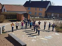 Bild: Stoppt den Krieg - die Grundschule Werther wurde in diesen Tagen einmal nicht der Jahreszeit sondern dem Zeitgeschehen entsprechend geschm&uuml;ckt