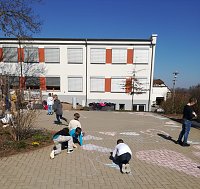 Bild: Stoppt den Krieg - die Grundschule Werther wurde in diesen Tagen einmal nicht der Jahreszeit sondern dem Zeitgeschehen entsprechend geschm&uuml;ckt