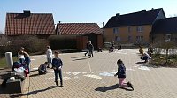 Bild: Stoppt den Krieg - die Grundschule Werther wurde in diesen Tagen einmal nicht der Jahreszeit sondern dem Zeitgeschehen entsprechend geschm&uuml;ckt